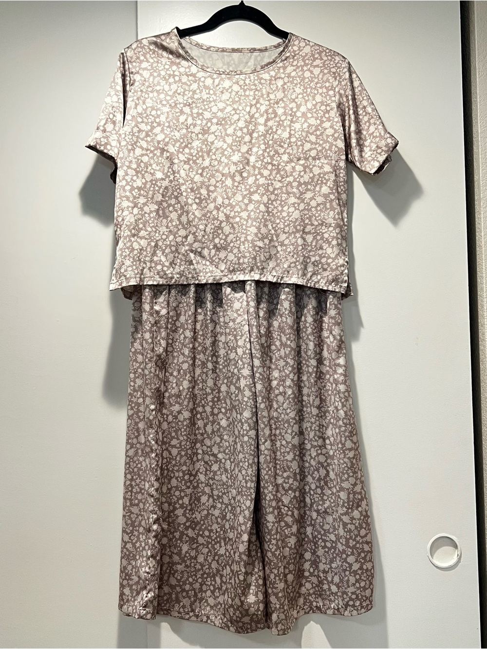 Women’s XS Silky Satin Floral Pajama Set Short Sleeve Top Capri Pants